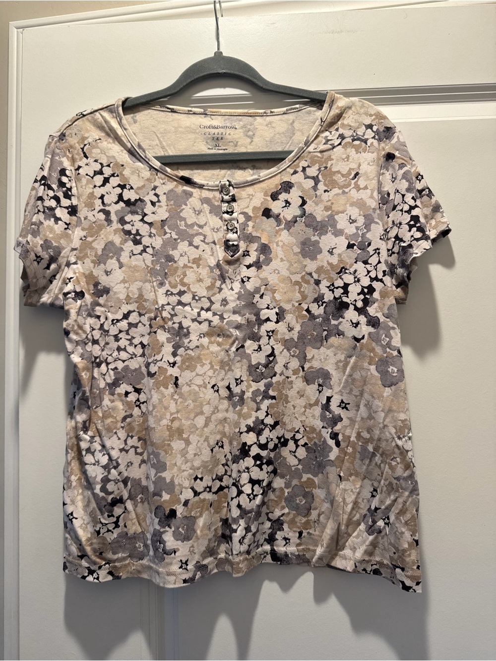 croft & barrow Floral Henley Tee in Beige and Gray